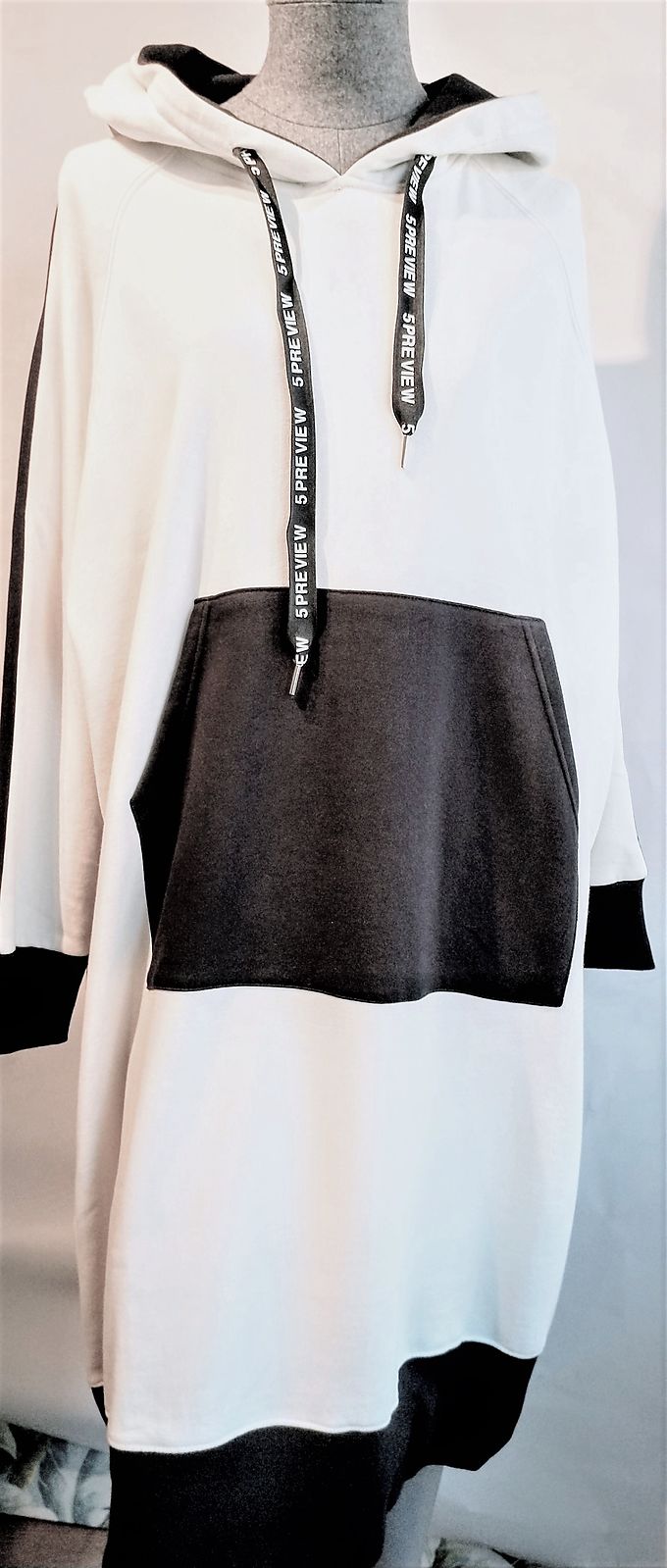 Vestit 5Preview blanc i negre caputxa