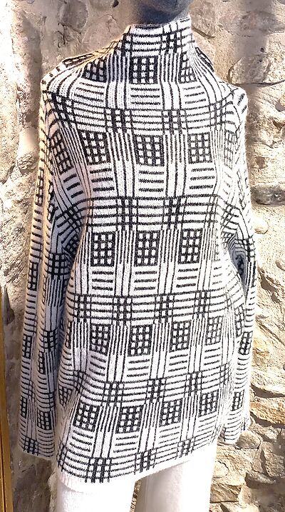 Sweater SARAH PACINI white and black, long. One size